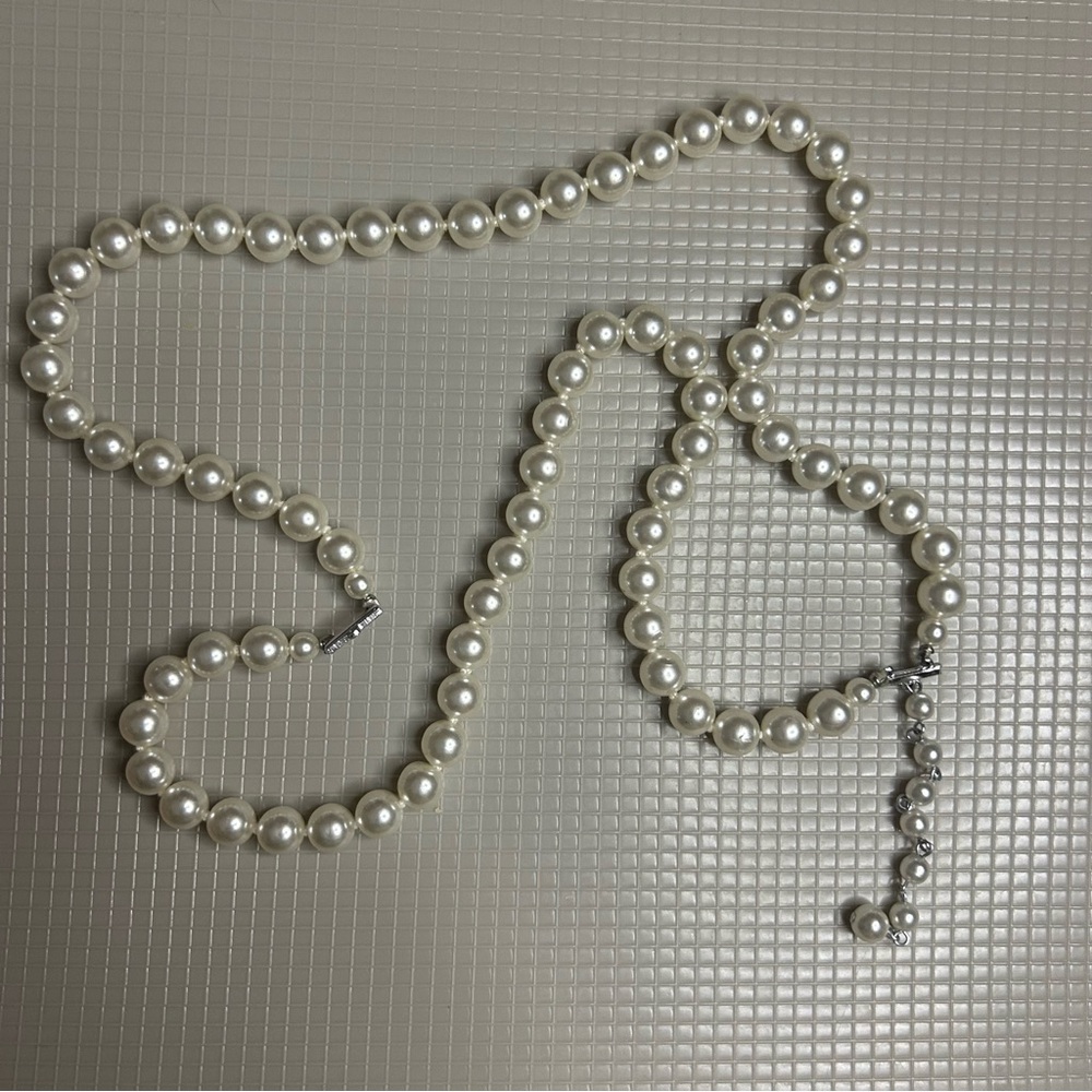 Elegant Pearl Necklace - Picture 3 of 3